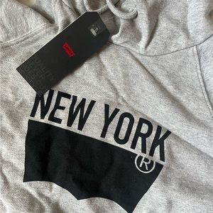 Levi’s New York Sweater 🌃